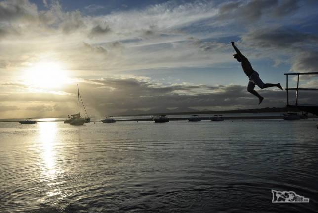 Um mergulho no Mar de Dentro no final de tarde na Ilha do Mel, no litoral do Paraná